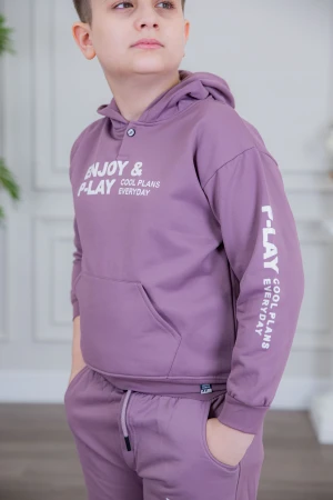 طقم ولادي أنيق قطعتين لون موف أكمام طويلة متصلة بقبعة هودي مع كتابة أمامية و بنطلون بجيوب