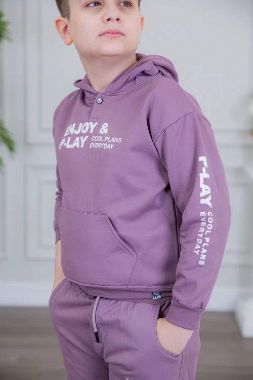 طقم ولادي أنيق قطعتين لون موف أكمام طويلة متصلة بقبعة هودي مع كتابة أمامية و بنطلون بجيوب