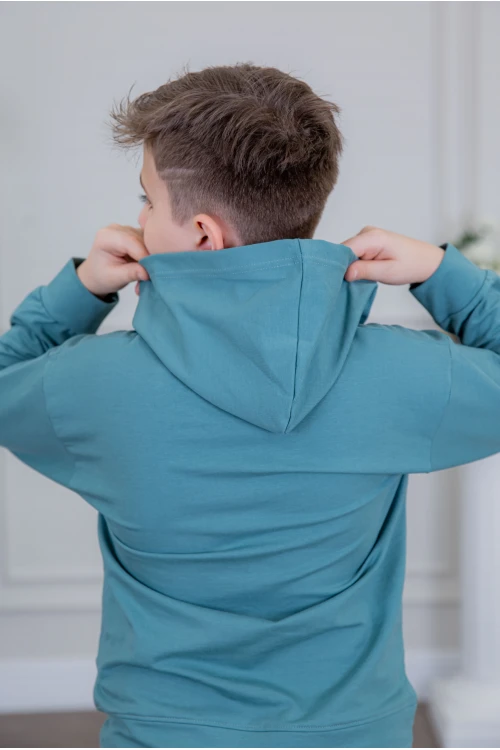 طقم ولادي أنيق قطعتين لون أزرق أكمام طويلة متصلة بقبعة هودي مع كتابة أمامية و بنطلون بجيوب