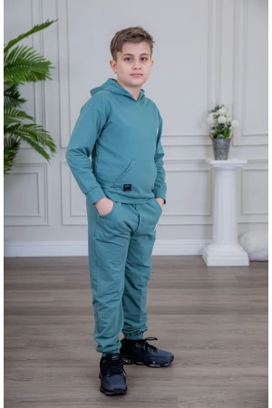 طقم ولادي أنيق قطعتين لون أزرق أكمام طويلة متصلة بقبعة هودي مع كتابة أمامية و بنطلون بجيوب