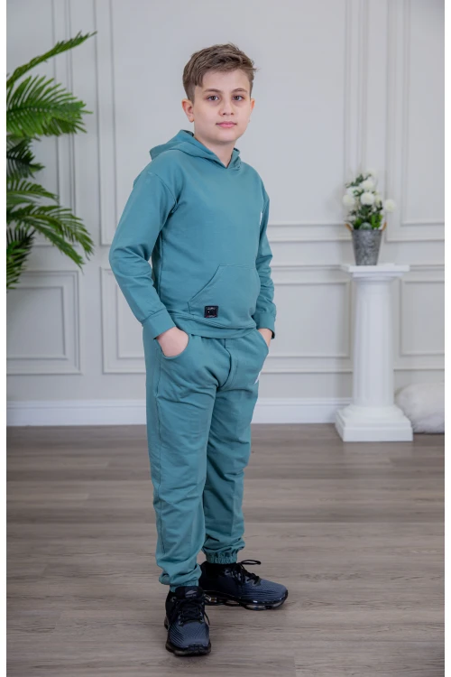 طقم ولادي أنيق قطعتين لون أزرق أكمام طويلة متصلة بقبعة هودي مع كتابة أمامية و بنطلون بجيوب