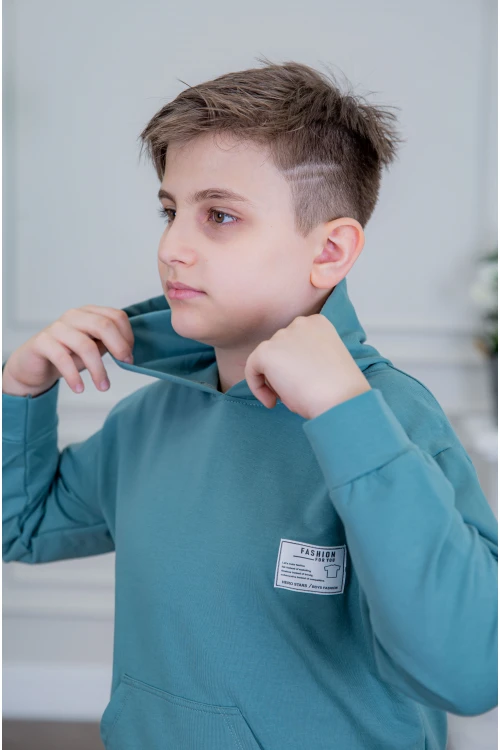 طقم ولادي أنيق قطعتين لون أزرق أكمام طويلة متصلة بقبعة هودي مع كتابة أمامية و بنطلون بجيوب