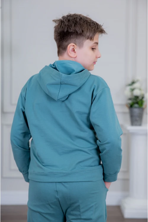 طقم ولادي أنيق قطعتين لون أزرق أكمام طويلة متصلة بقبعة هودي مع كتابة أمامية و بنطلون بجيوب