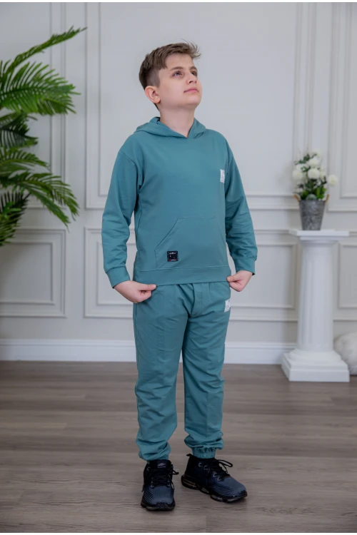 طقم ولادي أنيق قطعتين لون أزرق أكمام طويلة متصلة بقبعة هودي مع كتابة أمامية و بنطلون بجيوب