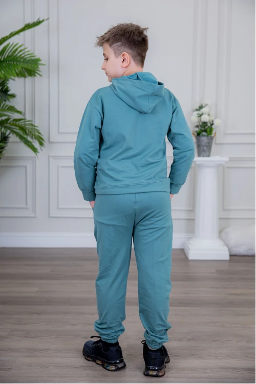 طقم ولادي أنيق قطعتين لون أزرق أكمام طويلة متصلة بقبعة هودي مع كتابة أمامية و بنطلون بجيوب