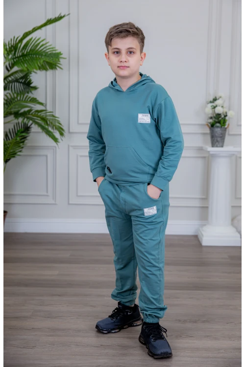 طقم ولادي أنيق قطعتين لون أزرق أكمام طويلة متصلة بقبعة هودي مع كتابة أمامية و بنطلون بجيوب