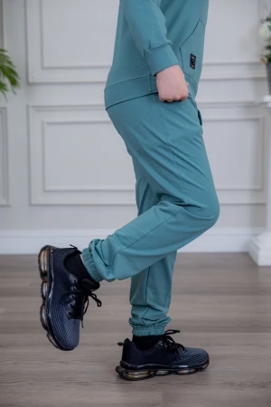 طقم ولادي أنيق قطعتين لون أزرق أكمام طويلة متصلة بقبعة هودي مع كتابة أمامية و بنطلون بجيوب