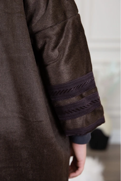 فرو ولادي أنيق لون بني أكمام طويلة