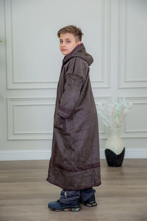 فرو ولادي أنيق لون بني أكمام طويلة ومتصلة بقبعة رأس