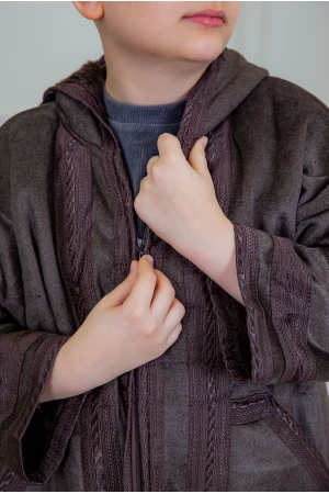 فرو ولادي أنيق لون بني أكمام طويلة ومتصلة بقبعة رأس