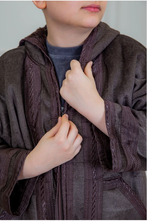 فرو ولادي أنيق لون بني أكمام طويلة ومتصلة بقبعة رأس