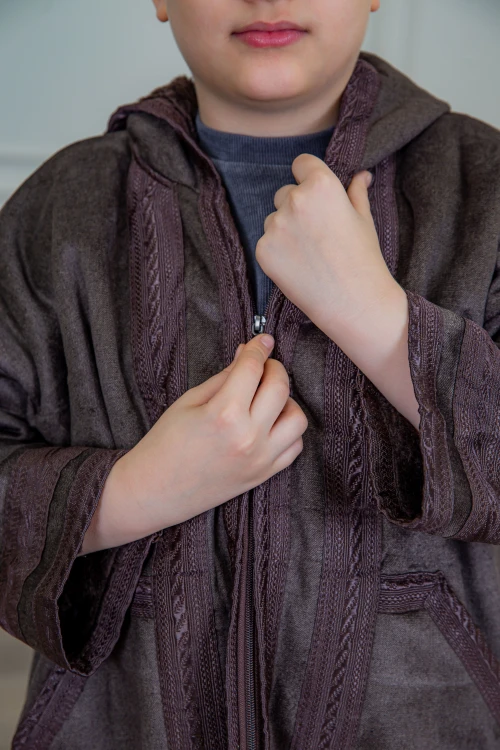 فرو ولادي أنيق لون بني أكمام طويلة ومتصلة بقبعة رأس