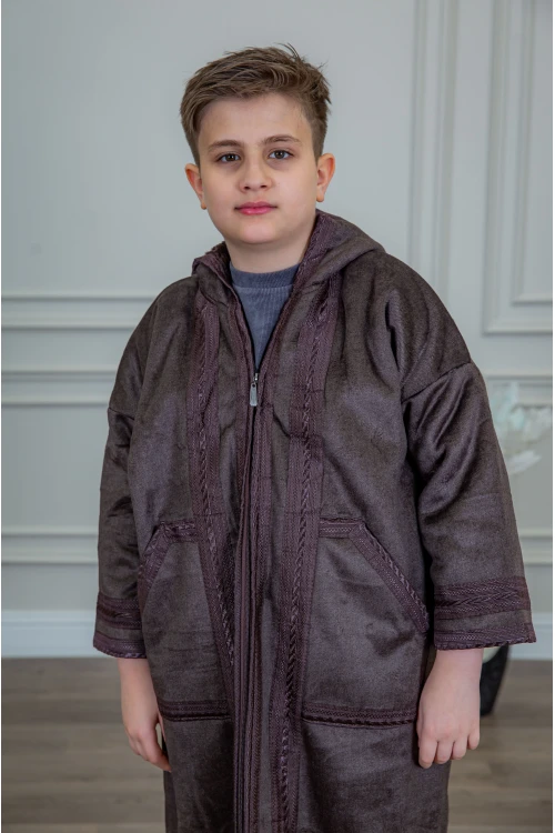 فرو ولادي أنيق لون بني أكمام طويلة ومتصلة بقبعة رأس