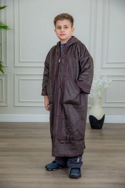 فرو ولادي أنيق لون بني أكمام طويلة ومتصلة بقبعة رأس