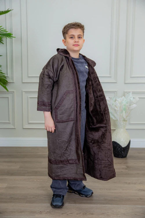 فرو ولادي أنيق لون بني أكمام طويلة ومتصلة بقبعة رأس