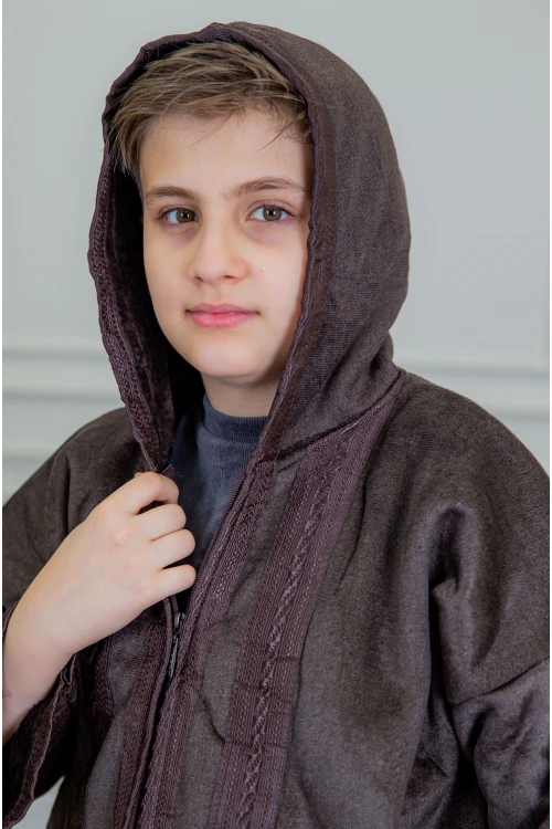 فرو ولادي أنيق لون بني أكمام طويلة ومتصلة بقبعة رأس