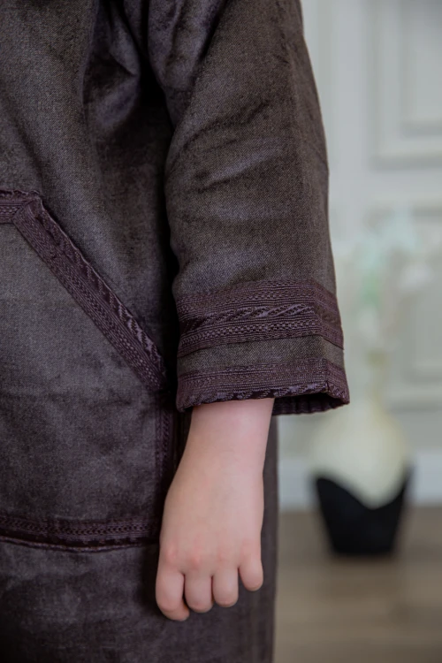 فرو ولادي أنيق لون بني أكمام طويلة ومتصلة بقبعة رأس