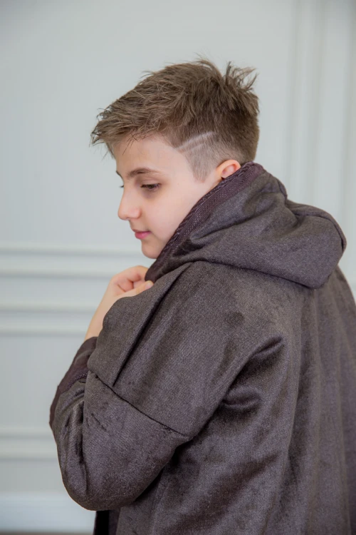 فرو ولادي أنيق لون بني أكمام طويلة ومتصلة بقبعة رأس