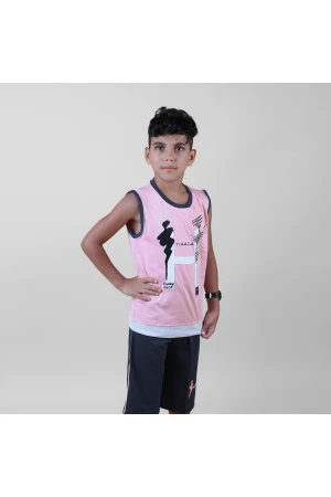 طقم تيشيرت دون أكمام مع شورت 