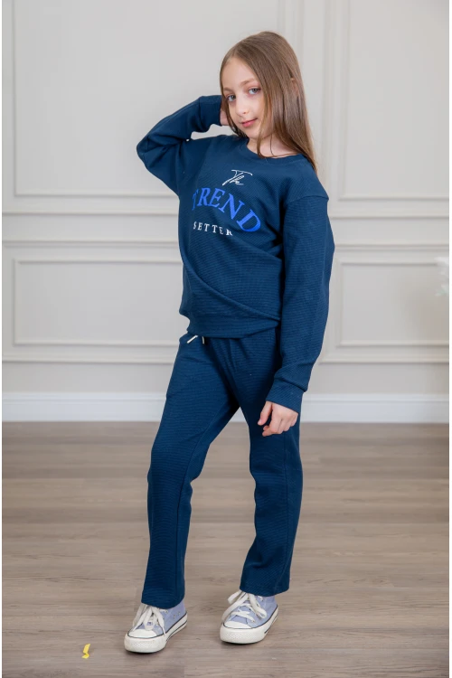 طقم بناتي أنيق قطعتين لون كحلي أكمام طويلة مع كتابة أمامية و بنطلون بجيوب و مطاط من الأكمام