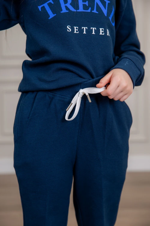 طقم بناتي أنيق قطعتين لون كحلي أكمام طويلة مع كتابة أمامية و بنطلون بجيوب و مطاط من الأكمام