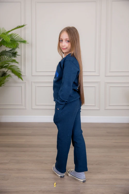 طقم بناتي أنيق قطعتين لون كحلي أكمام طويلة مع كتابة أمامية و بنطلون بجيوب و مطاط من الأكمام