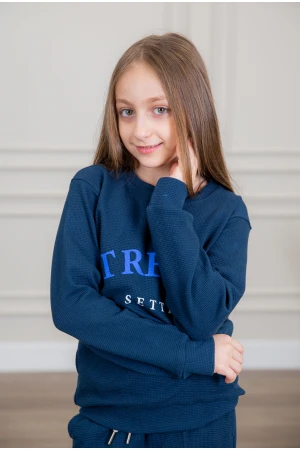 طقم بناتي أنيق قطعتين لون كحلي وعودي أكمام طويلة مع كتابة أمامية و بنطلون بجيوب و مطاط من الأكمام