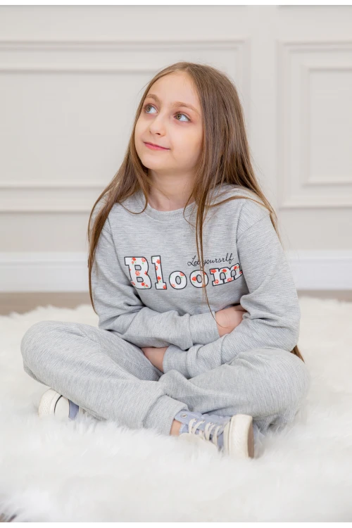 طقم بناتي أنيق قطعتين لون رمادي وكحلي أكمام طويلة مع كتابة أمامية و بنطلون بجيوب و مطاط من الأسفل