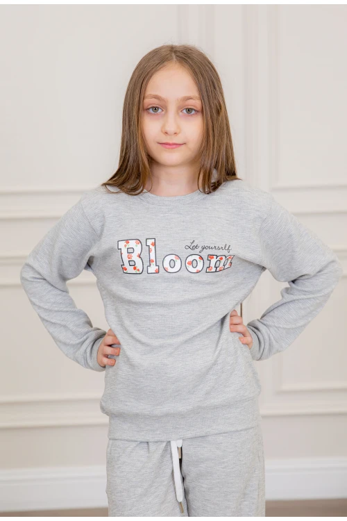 طقم بناتي أنيق قطعتين لون رمادي وكحلي أكمام طويلة مع كتابة أمامية و بنطلون بجيوب و مطاط من الأسفل