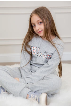 طقم بناتي أنيق قطعتين لون رمادي وكحلي أكمام طويلة مع كتابة أمامية و بنطلون بجيوب و مطاط من الأسفل