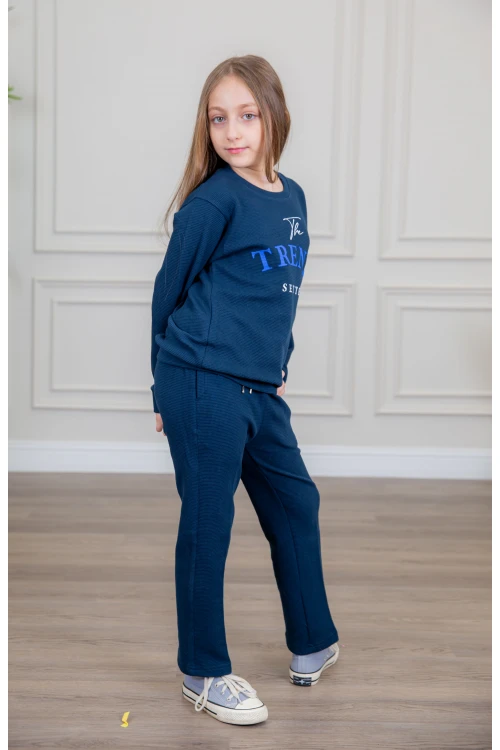 طقم بناتي أنيق قطعتين لون كحلي أكمام طويلة مع كتابة أمامية و بنطلون بجيوب و مطاط من الأكمام