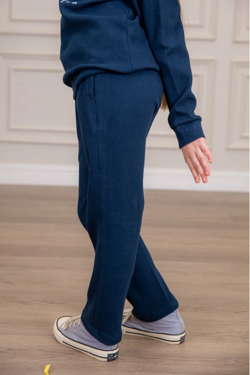 طقم بناتي أنيق قطعتين لون كحلي أكمام طويلة مع كتابة أمامية و بنطلون بجيوب و مطاط من الأكمام