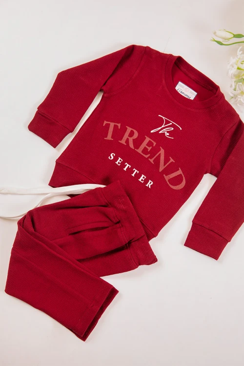 طقم بناتي أنيق قطعتين لون كحلي أكمام طويلة مع كتابة أمامية و بنطلون بجيوب و مطاط من الأكمام