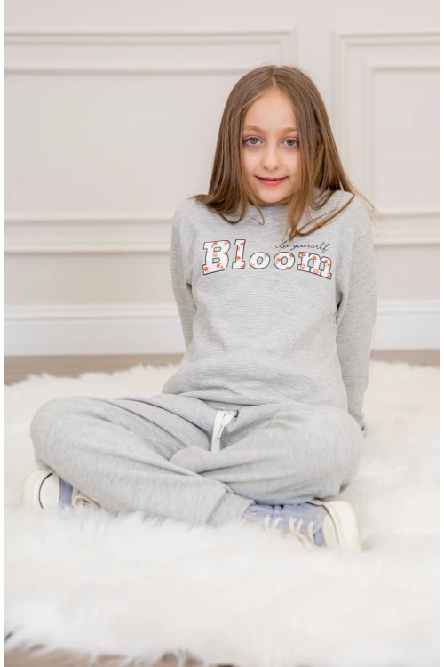 طقم بناتي أنيق قطعتين لون رمادي أكمام طويلة مع كتابة أمامية و بنطلون بجيوب و مطاط من الأسفل