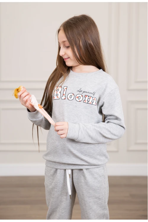 طقم بناتي أنيق قطعتين لون رمادي أكمام طويلة مع كتابة أمامية و بنطلون بجيوب و مطاط من الأسفل