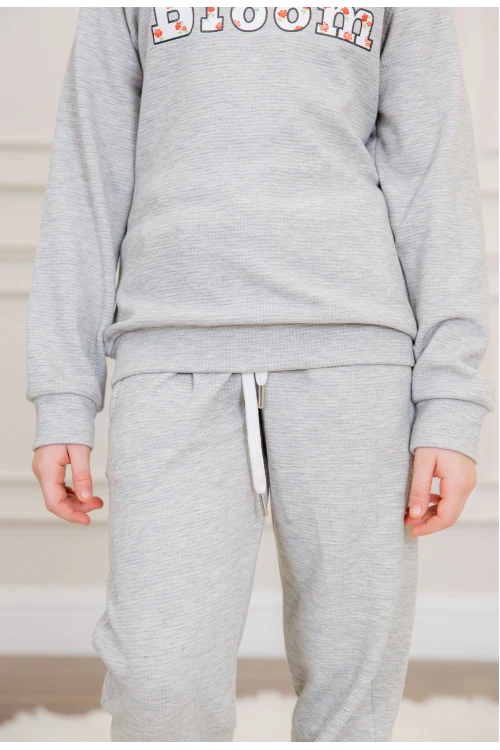 طقم بناتي أنيق قطعتين لون رمادي أكمام طويلة مع كتابة أمامية و بنطلون بجيوب و مطاط من الأسفل