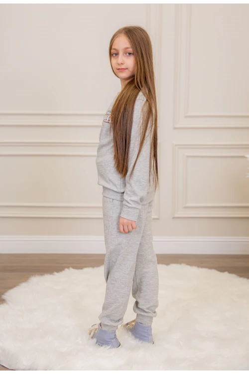 طقم بناتي أنيق قطعتين لون رمادي أكمام طويلة مع كتابة أمامية و بنطلون بجيوب و مطاط من الأسفل