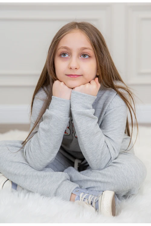 طقم بناتي أنيق قطعتين لون رمادي أكمام طويلة مع كتابة أمامية و بنطلون بجيوب و مطاط من الأسفل