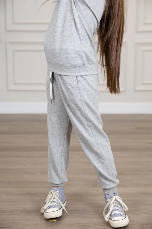 طقم بناتي أنيق قطعتين لون رمادي أكمام طويلة مع كتابة أمامية و بنطلون بجيوب و مطاط من الأسفل