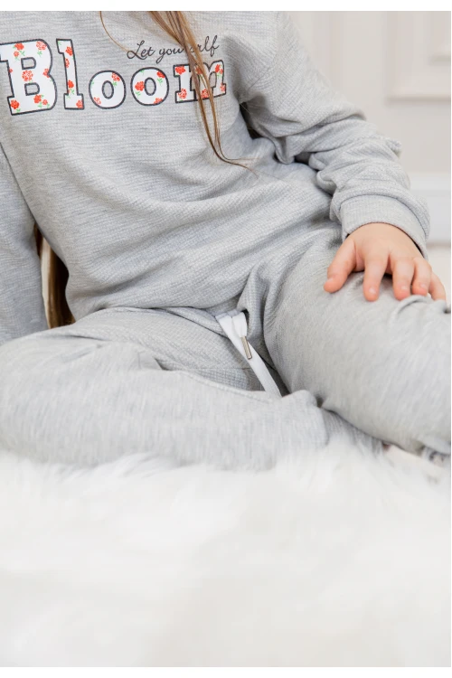 طقم بناتي أنيق قطعتين لون رمادي أكمام طويلة مع كتابة أمامية و بنطلون بجيوب و مطاط من الأسفل