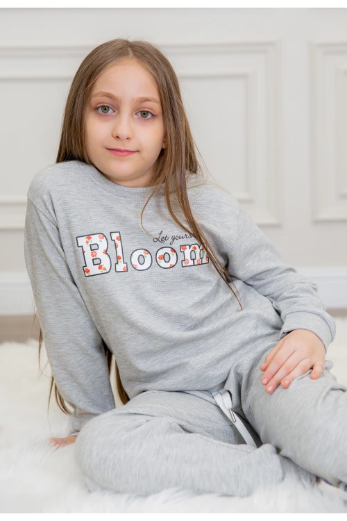 طقم بناتي أنيق قطعتين لون رمادي أكمام طويلة مع كتابة أمامية و بنطلون بجيوب و مطاط من الأسفل