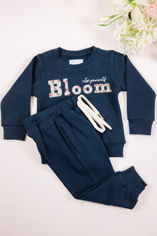 طقم بناتي أنيق قطعتين لون رمادي أكمام طويلة مع كتابة أمامية و بنطلون بجيوب و مطاط من الأسفل