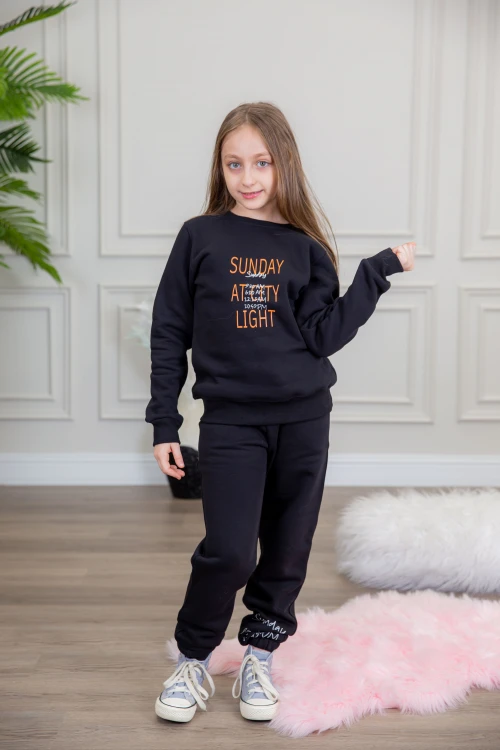 طقم بناتي أنيق قطعتين لون أسود أكمام طويلة مع كتابة أمامية و بنطلون بجيوب و مطاط من الأسفل