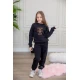طقم بناتي أنيق قطعتين لون أسود أكمام طويلة مع كتابة أمامية و بنطلون بجيوب و مطاط من الأسفل