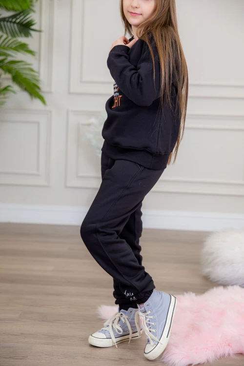 طقم بناتي أنيق قطعتين لون أسود أكمام طويلة مع كتابة أمامية و بنطلون بجيوب و مطاط من الأسفل