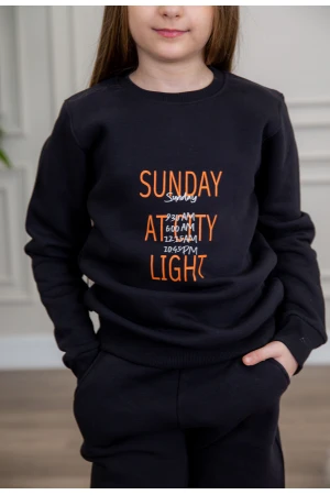 طقم بناتي أنيق قطعتين لون أسود  وبيج أكمام طويلة مع كتابة أمامية و بنطلون بجيوب و مطاط من الأسفل