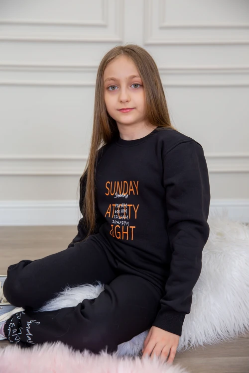 طقم بناتي أنيق قطعتين لون أسود أكمام طويلة مع كتابة أمامية و بنطلون بجيوب و مطاط من الأسفل