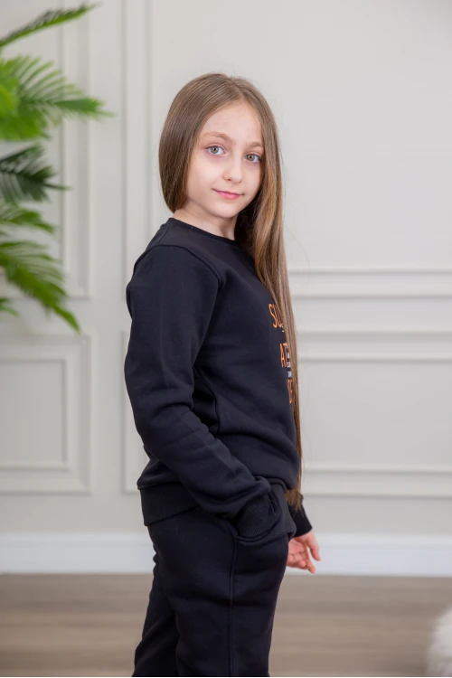 طقم بناتي أنيق قطعتين لون أسود أكمام طويلة مع كتابة أمامية و بنطلون بجيوب و مطاط من الأسفل