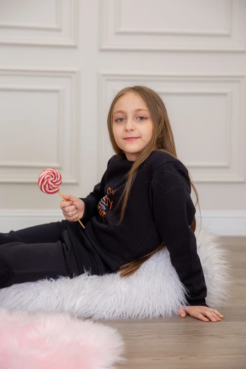 طقم بناتي أنيق قطعتين لون أسود أكمام طويلة مع كتابة أمامية و بنطلون بجيوب و مطاط من الأسفل