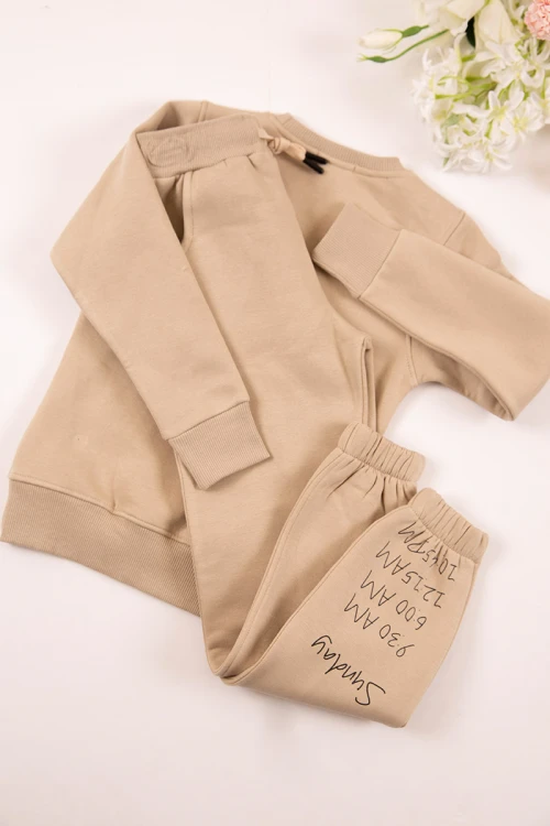 طقم بناتي أنيق قطعتين لون أسود أكمام طويلة مع كتابة أمامية و بنطلون بجيوب و مطاط من الأسفل